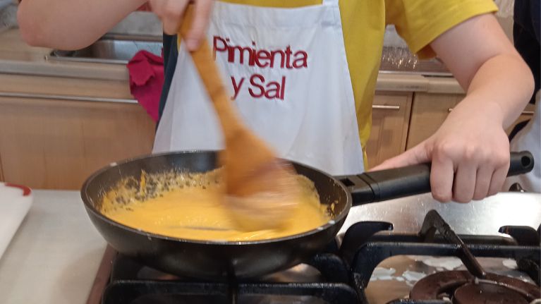 Escuela Infantil Extraescolares de Cocina y Repostería Niño Cocinando